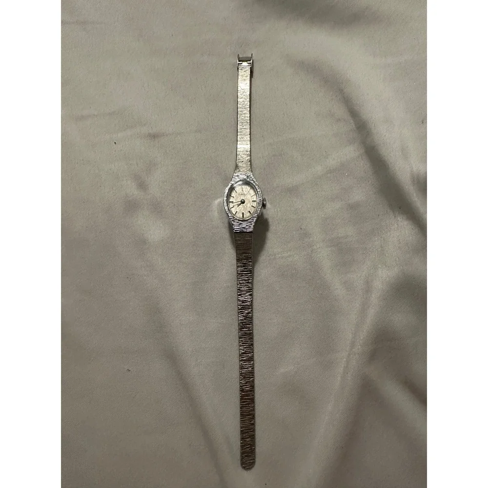 Vintage Timex Ladies Silver Tone Bark Textured Band‎ Oval Watch